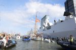 Amsterdam 20 augustus 2025
Koning Willem Alexander Prinses Mabel en (prinses Luana ) Gravin Luana op de groene Draeck tijdens de eerste dag van Sail Amsterdam . Er vaart ongelofelijk veel beveiliging Politie in boten op jet skis en een speciaal beveiligingsteam van de Marechaussee BSB ( Brigade Speciale Beveiligingsopdrachten ) mee met de groene Draeck