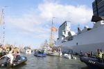 Amsterdam 20 augustus 2025
Koning Willem Alexander Prinses Mabel en (prinses Luana ) Gravin Luana op de groene Draeck tijdens de eerste dag van Sail Amsterdam . Er vaart ongelofelijk veel beveiliging Politie in boten op jet skis en een speciaal beveiligingsteam van de Marechaussee BSB ( Brigade Speciale Beveiligingsopdrachten ) mee met de groene Draeck
