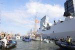 Amsterdam 20 augustus 2025
Koning Willem Alexander Prinses Mabel en (prinses Luana ) Gravin Luana op de groene Draeck tijdens de eerste dag van Sail Amsterdam . Er vaart ongelofelijk veel beveiliging Politie in boten op jet skis en een speciaal beveiligingsteam van de Marechaussee BSB ( Brigade Speciale Beveiligingsopdrachten ) mee met de groene Draeck