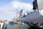 Amsterdam 20 augustus 2025
Koning Willem Alexander Prinses Mabel en (prinses Luana ) Gravin Luana op de groene Draeck tijdens de eerste dag van Sail Amsterdam . Er vaart ongelofelijk veel beveiliging Politie in boten op jet skis en een speciaal beveiligingsteam van de Marechaussee BSB ( Brigade Speciale Beveiligingsopdrachten ) mee met de groene Draeck