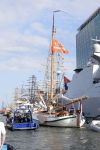 Amsterdam 20 augustus 2025
Koning Willem Alexander Prinses Mabel en (prinses Luana ) Gravin Luana op de groene Draeck tijdens de eerste dag van Sail Amsterdam . Er vaart ongelofelijk veel beveiliging Politie in boten op jet skis en een speciaal beveiligingsteam van de Marechaussee BSB ( Brigade Speciale Beveiligingsopdrachten ) mee met de groene Draeck