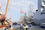 Amsterdam 20 augustus 2025
Koning Willem Alexander Prinses Mabel en (prinses Luana ) Gravin Luana op de groene Draeck tijdens de eerste dag van Sail Amsterdam . Er vaart ongelofelijk veel beveiliging Politie in boten op jet skis en een speciaal beveiligingsteam van de Marechaussee BSB ( Brigade Speciale Beveiligingsopdrachten ) mee met de groene Draeck