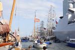 Amsterdam 20 augustus 2025
Koning Willem Alexander Prinses Mabel en (prinses Luana ) Gravin Luana op de groene Draeck tijdens de eerste dag van Sail Amsterdam . Er vaart ongelofelijk veel beveiliging Politie in boten op jet skis en een speciaal beveiligingsteam van de Marechaussee BSB ( Brigade Speciale Beveiligingsopdrachten ) mee met de groene Draeck