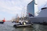 Amsterdam 20 augustus 2025
Koning Willem Alexander Prinses Mabel en (prinses Luana ) Gravin Luana op de groene Draeck tijdens de eerste dag van Sail Amsterdam . Er vaart ongelofelijk veel beveiliging Politie in boten op jet skis en een speciaal beveiligingsteam van de Marechaussee BSB ( Brigade Speciale Beveiligingsopdrachten ) mee met de groene Draeck