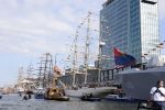 Amsterdam 20 augustus 2025
Koning Willem Alexander Prinses Mabel en (prinses Luana ) Gravin Luana op de groene Draeck tijdens de eerste dag van Sail Amsterdam . Er vaart ongelofelijk veel beveiliging Politie in boten op jet skis en een speciaal beveiligingsteam van de Marechaussee BSB ( Brigade Speciale Beveiligingsopdrachten ) mee met de groene Draeck