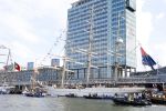 Amsterdam 20 augustus 2025
Koning Willem Alexander Prinses Mabel en (prinses Luana ) Gravin Luana op de groene Draeck tijdens de eerste dag van Sail Amsterdam . Er vaart ongelofelijk veel beveiliging Politie in boten op jet skis en een speciaal beveiligingsteam van de Marechaussee BSB ( Brigade Speciale Beveiligingsopdrachten ) mee met de groene Draeck