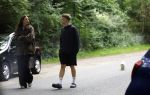 Huizen 16 augustus 2025
Julian Vahle met zijn vriendin bij het huis van zijn moeder Linda de Mol
