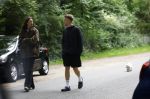 Huizen 16 augustus 2025
Julian Vahle met zijn vriendin bij het huis van zijn moeder Linda de Mol