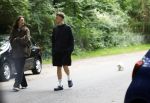 Huizen 16 augustus 2025
Julian Vahle met zijn vriendin bij het huis van zijn moeder Linda de Mol
