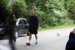 Huizen 16 augustus 2025
Julian Vahle met zijn vriendin bij het huis van zijn moeder Linda de Mol