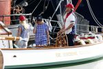 Amsterdam 20 augustus 2025
Koning Willem Alexander Prinses Mabel en (prinses Luana ) Gravin Luana op de groene Draeck tijdens de eerste dag van Sail Amsterdam . Er vaart ongelofelijk veel beveiliging Politie in boten op jet skis en een speciaal beveiligingsteam van de Marechaussee BSB ( Brigade Speciale Beveiligingsopdrachten ) mee met de groene Draeck
