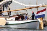 Amsterdam 20 augustus 2025
Koning Willem Alexander Prinses Mabel en (prinses Luana ) Gravin Luana op de groene Draeck tijdens de eerste dag van Sail Amsterdam . Er vaart ongelofelijk veel beveiliging Politie in boten op jet skis en een speciaal beveiligingsteam van de Marechaussee BSB ( Brigade Speciale Beveiligingsopdrachten ) mee met de groene Draeck
