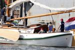 Amsterdam 20 augustus 2025
Koning Willem Alexander Prinses Mabel en (prinses Luana ) Gravin Luana op de groene Draeck tijdens de eerste dag van Sail Amsterdam . Er vaart ongelofelijk veel beveiliging Politie in boten op jet skis en een speciaal beveiligingsteam van de Marechaussee BSB ( Brigade Speciale Beveiligingsopdrachten ) mee met de groene Draeck