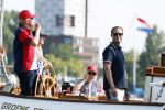 Amsterdam 20 augustus 2025
Koning Willem Alexander Prinses Mabel en (prinses Luana ) Gravin Luana op de groene Draeck tijdens de eerste dag van Sail Amsterdam . Er vaart ongelofelijk veel beveiliging Politie in boten op jet skis en een speciaal beveiligingsteam van de Marechaussee BSB ( Brigade Speciale Beveiligingsopdrachten ) mee met de groene Draeck