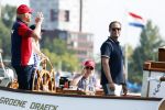 Amsterdam 20 augustus 2025
Koning Willem Alexander Prinses Mabel en (prinses Luana ) Gravin Luana op de groene Draeck tijdens de eerste dag van Sail Amsterdam . Er vaart ongelofelijk veel beveiliging Politie in boten op jet skis en een speciaal beveiligingsteam van de Marechaussee BSB ( Brigade Speciale Beveiligingsopdrachten ) mee met de groene Draeck