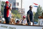 Amsterdam 20 augustus 2025
Koning Willem Alexander Prinses Mabel en (prinses Luana ) Gravin Luana op de groene Draeck tijdens de eerste dag van Sail Amsterdam . Er vaart ongelofelijk veel beveiliging Politie in boten op jet skis en een speciaal beveiligingsteam van de Marechaussee BSB ( Brigade Speciale Beveiligingsopdrachten ) mee met de groene Draeck