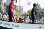 Amsterdam 20 augustus 2025
Koning Willem Alexander Prinses Mabel en (prinses Luana ) Gravin Luana op de groene Draeck tijdens de eerste dag van Sail Amsterdam . Er vaart ongelofelijk veel beveiliging Politie in boten op jet skis en een speciaal beveiligingsteam van de Marechaussee BSB ( Brigade Speciale Beveiligingsopdrachten ) mee met de groene Draeck