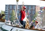 Amsterdam 20 augustus 2025
Koning Willem Alexander Prinses Mabel en (prinses Luana ) Gravin Luana op de groene Draeck tijdens de eerste dag van Sail Amsterdam . Er vaart ongelofelijk veel beveiliging Politie in boten op jet skis en een speciaal beveiligingsteam van de Marechaussee BSB ( Brigade Speciale Beveiligingsopdrachten ) mee met de groene Draeck
