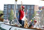 Amsterdam 20 augustus 2025
Koning Willem Alexander Prinses Mabel en (prinses Luana ) Gravin Luana op de groene Draeck tijdens de eerste dag van Sail Amsterdam . Er vaart ongelofelijk veel beveiliging Politie in boten op jet skis en een speciaal beveiligingsteam van de Marechaussee BSB ( Brigade Speciale Beveiligingsopdrachten ) mee met de groene Draeck