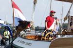 Amsterdam 20 augustus 2025
Koning Willem Alexander Prinses Mabel en (prinses Luana ) Gravin Luana op de groene Draeck tijdens de eerste dag van Sail Amsterdam . Er vaart ongelofelijk veel beveiliging Politie in boten op jet skis en een speciaal beveiligingsteam van de Marechaussee BSB ( Brigade Speciale Beveiligingsopdrachten ) mee met de groene Draeck