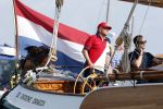 Amsterdam 20 augustus 2025
Koning Willem Alexander Prinses Mabel en (prinses Luana ) Gravin Luana op de groene Draeck tijdens de eerste dag van Sail Amsterdam . Er vaart ongelofelijk veel beveiliging Politie in boten op jet skis en een speciaal beveiligingsteam van de Marechaussee BSB ( Brigade Speciale Beveiligingsopdrachten ) mee met de groene Draeck