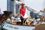 Amsterdam 20 augustus 2025
Koning Willem Alexander Prinses Mabel en (prinses Luana ) Gravin Luana op de groene Draeck tijdens de eerste dag van Sail Amsterdam . Er vaart ongelofelijk veel beveiliging Politie in boten op jet skis en een speciaal beveiligingsteam van de Marechaussee BSB ( Brigade Speciale Beveiligingsopdrachten ) mee met de groene Draeck