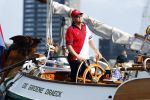 Amsterdam 20 augustus 2025
Koning Willem Alexander Prinses Mabel en (prinses Luana ) Gravin Luana op de groene Draeck tijdens de eerste dag van Sail Amsterdam . Er vaart ongelofelijk veel beveiliging Politie in boten op jet skis en een speciaal beveiligingsteam van de Marechaussee BSB ( Brigade Speciale Beveiligingsopdrachten ) mee met de groene Draeck