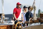Amsterdam 20 augustus 2025
Koning Willem Alexander Prinses Mabel en (prinses Luana ) Gravin Luana op de groene Draeck tijdens de eerste dag van Sail Amsterdam . Er vaart ongelofelijk veel beveiliging Politie in boten op jet skis en een speciaal beveiligingsteam van de Marechaussee BSB ( Brigade Speciale Beveiligingsopdrachten ) mee met de groene Draeck