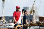 Amsterdam 20 augustus 2025
Koning Willem Alexander Prinses Mabel en (prinses Luana ) Gravin Luana op de groene Draeck tijdens de eerste dag van Sail Amsterdam . Er vaart ongelofelijk veel beveiliging Politie in boten op jet skis en een speciaal beveiligingsteam van de Marechaussee BSB ( Brigade Speciale Beveiligingsopdrachten ) mee met de groene Draeck