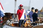Amsterdam 20 augustus 2025
Koning Willem Alexander Prinses Mabel en (prinses Luana ) Gravin Luana op de groene Draeck tijdens de eerste dag van Sail Amsterdam . Er vaart ongelofelijk veel beveiliging Politie in boten op jet skis en een speciaal beveiligingsteam van de Marechaussee BSB ( Brigade Speciale Beveiligingsopdrachten ) mee met de groene Draeck