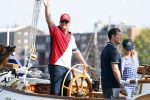 Amsterdam 20 augustus 2025
Koning Willem Alexander Prinses Mabel en (prinses Luana ) Gravin Luana op de groene Draeck tijdens de eerste dag van Sail Amsterdam . Er vaart ongelofelijk veel beveiliging Politie in boten op jet skis en een speciaal beveiligingsteam van de Marechaussee BSB ( Brigade Speciale Beveiligingsopdrachten ) mee met de groene Draeck
