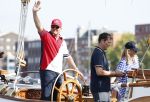Amsterdam 20 augustus 2025
Koning Willem Alexander Prinses Mabel en (prinses Luana ) Gravin Luana op de groene Draeck tijdens de eerste dag van Sail Amsterdam . Er vaart ongelofelijk veel beveiliging Politie in boten op jet skis en een speciaal beveiligingsteam van de Marechaussee BSB ( Brigade Speciale Beveiligingsopdrachten ) mee met de groene Draeck