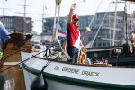 Amsterdam 20 augustus 2025
Koning Willem Alexander Prinses Mabel en (prinses Luana ) Gravin Luana op de groene Draeck tijdens de eerste dag van Sail Amsterdam . Er vaart ongelofelijk veel beveiliging Politie in boten op jet skis en een speciaal beveiligingsteam van de Marechaussee BSB ( Brigade Speciale Beveiligingsopdrachten ) mee met de groene Draeck