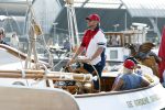 Amsterdam 20 augustus 2025
Koning Willem Alexander Prinses Mabel en (prinses Luana ) Gravin Luana op de groene Draeck tijdens de eerste dag van Sail Amsterdam . Er vaart ongelofelijk veel beveiliging Politie in boten op jet skis en een speciaal beveiligingsteam van de Marechaussee BSB ( Brigade Speciale Beveiligingsopdrachten ) mee met de groene Draeck