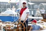 Amsterdam 20 augustus 2025
Koning Willem Alexander Prinses Mabel en (prinses Luana ) Gravin Luana op de groene Draeck tijdens de eerste dag van Sail Amsterdam . Er vaart ongelofelijk veel beveiliging Politie in boten op jet skis en een speciaal beveiligingsteam van de Marechaussee BSB ( Brigade Speciale Beveiligingsopdrachten ) mee met de groene Draeck