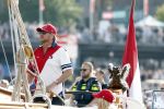 Amsterdam 20 augustus 2025
Koning Willem Alexander Prinses Mabel en (prinses Luana ) Gravin Luana op de groene Draeck tijdens de eerste dag van Sail Amsterdam . Er vaart ongelofelijk veel beveiliging Politie in boten op jet skis en een speciaal beveiligingsteam van de Marechaussee BSB ( Brigade Speciale Beveiligingsopdrachten ) mee met de groene Draeck