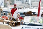 Amsterdam 20 augustus 2025
Koning Willem Alexander Prinses Mabel en (prinses Luana ) Gravin Luana op de groene Draeck tijdens de eerste dag van Sail Amsterdam . Er vaart ongelofelijk veel beveiliging Politie in boten op jet skis en een speciaal beveiligingsteam van de Marechaussee BSB ( Brigade Speciale Beveiligingsopdrachten ) mee met de groene Draeck