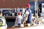 Amsterdam 20 augustus 2025
Koning Willem Alexander Prinses Mabel en (prinses Luana ) Gravin Luana op de groene Draeck tijdens de eerste dag van Sail Amsterdam . Er vaart ongelofelijk veel beveiliging Politie in boten op jet skis en een speciaal beveiligingsteam van de Marechaussee BSB ( Brigade Speciale Beveiligingsopdrachten ) mee met de groene Draeck