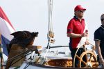 Amsterdam 20 augustus 2025
Koning Willem Alexander Prinses Mabel en (prinses Luana ) Gravin Luana op de groene Draeck tijdens de eerste dag van Sail Amsterdam . Er vaart ongelofelijk veel beveiliging Politie in boten op jet skis en een speciaal beveiligingsteam van de Marechaussee BSB ( Brigade Speciale Beveiligingsopdrachten ) mee met de groene Draeck