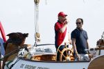 Amsterdam 20 augustus 2025
Koning Willem Alexander Prinses Mabel en (prinses Luana ) Gravin Luana op de groene Draeck tijdens de eerste dag van Sail Amsterdam . Er vaart ongelofelijk veel beveiliging Politie in boten op jet skis en een speciaal beveiligingsteam van de Marechaussee BSB ( Brigade Speciale Beveiligingsopdrachten ) mee met de groene Draeck