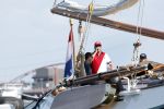 Amsterdam 20 augustus 2025
Koning Willem Alexander Prinses Mabel en (prinses Luana ) Gravin Luana op de groene Draeck tijdens de eerste dag van Sail Amsterdam . Er vaart ongelofelijk veel beveiliging Politie in boten op jet skis en een speciaal beveiligingsteam van de Marechaussee BSB ( Brigade Speciale Beveiligingsopdrachten ) mee met de groene Draeck