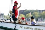 Amsterdam 20 augustus 2025
Koning Willem Alexander Prinses Mabel en (prinses Luana ) Gravin Luana op de groene Draeck tijdens de eerste dag van Sail Amsterdam . Er vaart ongelofelijk veel beveiliging Politie in boten op jet skis en een speciaal beveiligingsteam van de Marechaussee BSB ( Brigade Speciale Beveiligingsopdrachten ) mee met de groene Draeck