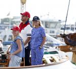 Amsterdam 20 augustus 2025
Koning Willem Alexander Prinses Mabel en (prinses Luana ) Gravin Luana op de groene Draeck tijdens de eerste dag van Sail Amsterdam . Er vaart ongelofelijk veel beveiliging Politie in boten op jet skis en een speciaal beveiligingsteam van de Marechaussee BSB ( Brigade Speciale Beveiligingsopdrachten ) mee met de groene Draeck
