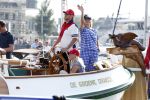 Amsterdam 20 augustus 2025
Koning Willem Alexander Prinses Mabel en (prinses Luana ) Gravin Luana op de groene Draeck tijdens de eerste dag van Sail Amsterdam . Er vaart ongelofelijk veel beveiliging Politie in boten op jet skis en een speciaal beveiligingsteam van de Marechaussee BSB ( Brigade Speciale Beveiligingsopdrachten ) mee met de groene Draeck