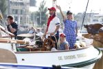 Amsterdam 20 augustus 2025
Koning Willem Alexander Prinses Mabel en (prinses Luana ) Gravin Luana op de groene Draeck tijdens de eerste dag van Sail Amsterdam . Er vaart ongelofelijk veel beveiliging Politie in boten op jet skis en een speciaal beveiligingsteam van de Marechaussee BSB ( Brigade Speciale Beveiligingsopdrachten ) mee met de groene Draeck