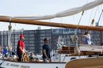 Amsterdam 20 augustus 2025
Koning Willem Alexander Prinses Mabel en (prinses Luana ) Gravin Luana op de groene Draeck tijdens de eerste dag van Sail Amsterdam . Er vaart ongelofelijk veel beveiliging Politie in boten op jet skis en een speciaal beveiligingsteam van de Marechaussee BSB ( Brigade Speciale Beveiligingsopdrachten ) mee met de groene Draeck