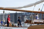 Amsterdam 20 augustus 2025
Koning Willem Alexander Prinses Mabel en (prinses Luana ) Gravin Luana op de groene Draeck tijdens de eerste dag van Sail Amsterdam . Er vaart ongelofelijk veel beveiliging Politie in boten op jet skis en een speciaal beveiligingsteam van de Marechaussee BSB ( Brigade Speciale Beveiligingsopdrachten ) mee met de groene Draeck
