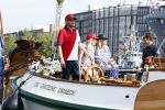 Amsterdam 20 augustus 2025
Koning Willem Alexander Prinses Mabel en (prinses Luana ) Gravin Luana op de groene Draeck tijdens de eerste dag van Sail Amsterdam . Er vaart ongelofelijk veel beveiliging Politie in boten op jet skis en een speciaal beveiligingsteam van de Marechaussee BSB ( Brigade Speciale Beveiligingsopdrachten ) mee met de groene Draeck
