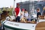 Amsterdam 20 augustus 2025
Koning Willem Alexander Prinses Mabel en (prinses Luana ) Gravin Luana op de groene Draeck tijdens de eerste dag van Sail Amsterdam . Er vaart ongelofelijk veel beveiliging Politie in boten op jet skis en een speciaal beveiligingsteam van de Marechaussee BSB ( Brigade Speciale Beveiligingsopdrachten ) mee met de groene Draeck