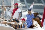 Amsterdam 20 augustus 2025
Koning Willem Alexander Prinses Mabel en (prinses Luana ) Gravin Luana op de groene Draeck tijdens de eerste dag van Sail Amsterdam . Er vaart ongelofelijk veel beveiliging Politie in boten op jet skis en een speciaal beveiligingsteam van de Marechaussee BSB ( Brigade Speciale Beveiligingsopdrachten ) mee met de groene Draeck